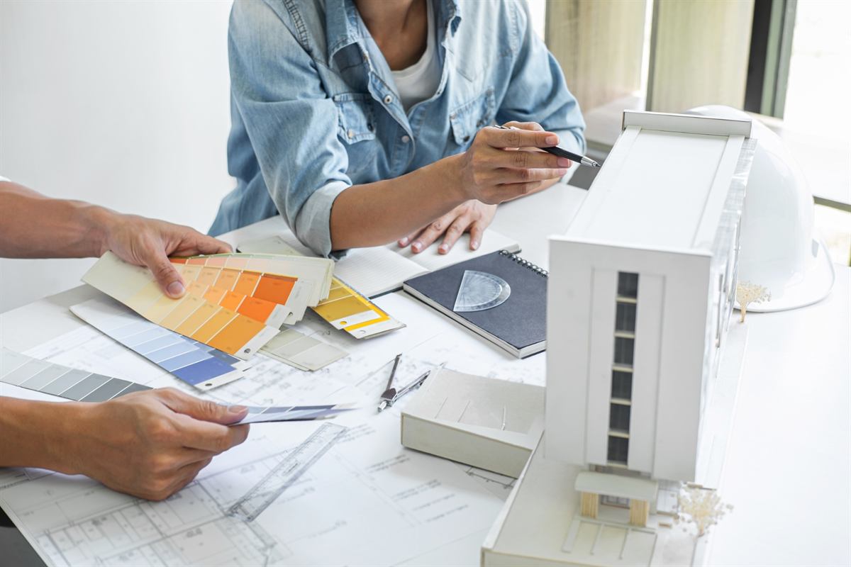 Farbmuster und Architekturmodell bei der Planung