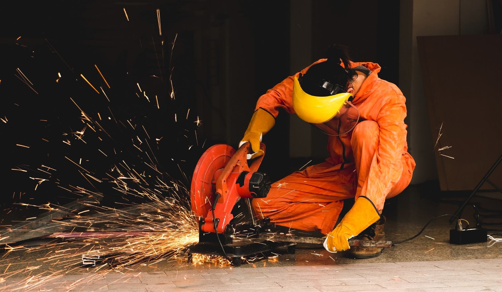 Zuschneiden von Metall mit der Trennscheibe